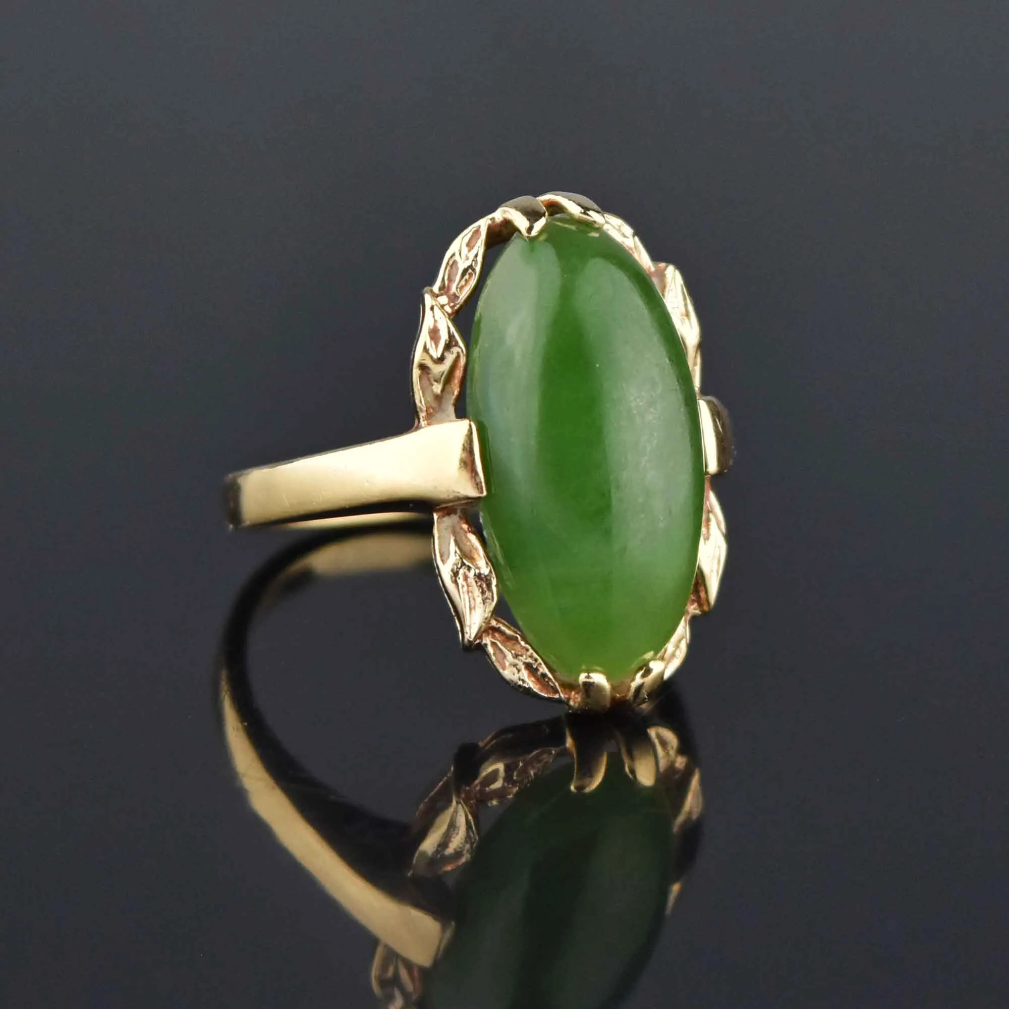 Exquisite Vintage 14K Gold Natural Jade Cabochon Ring for Elegant Style