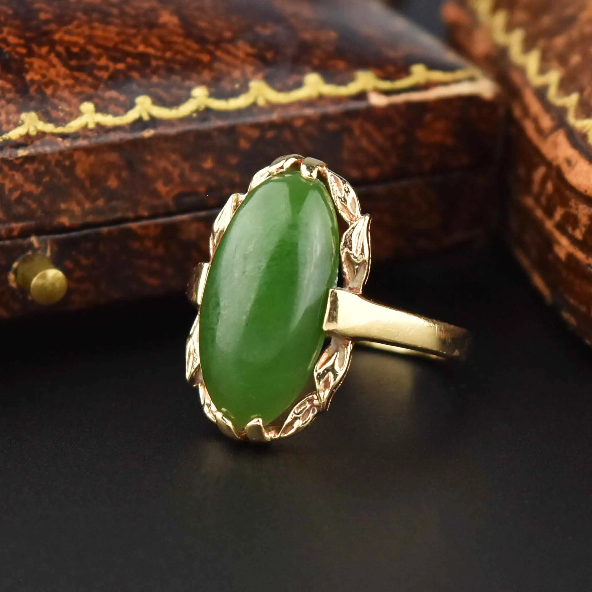 Exquisite Vintage 14K Gold Natural Jade Cabochon Ring for Elegant Style