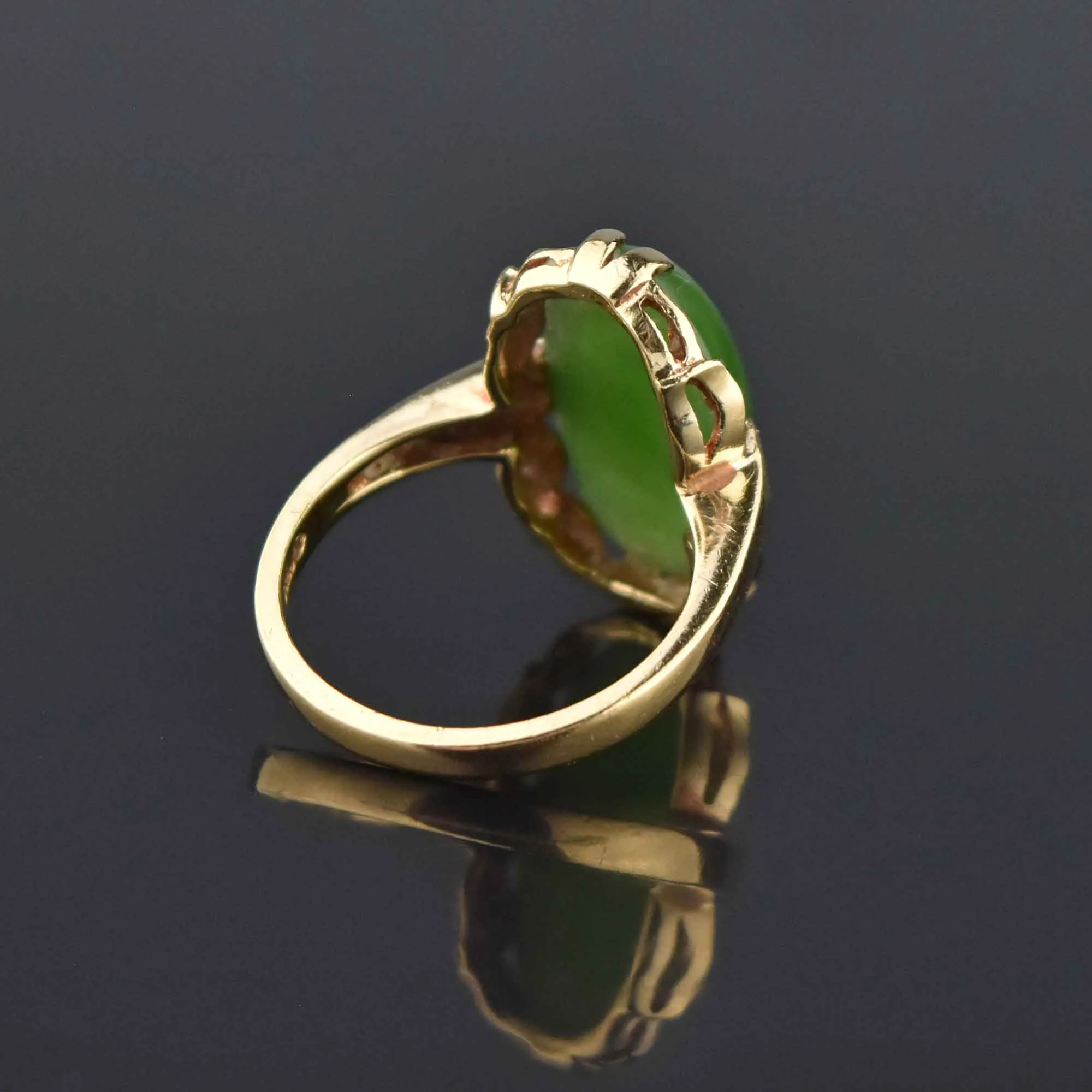 Exquisite Vintage 14K Gold Natural Jade Cabochon Ring for Elegant Style