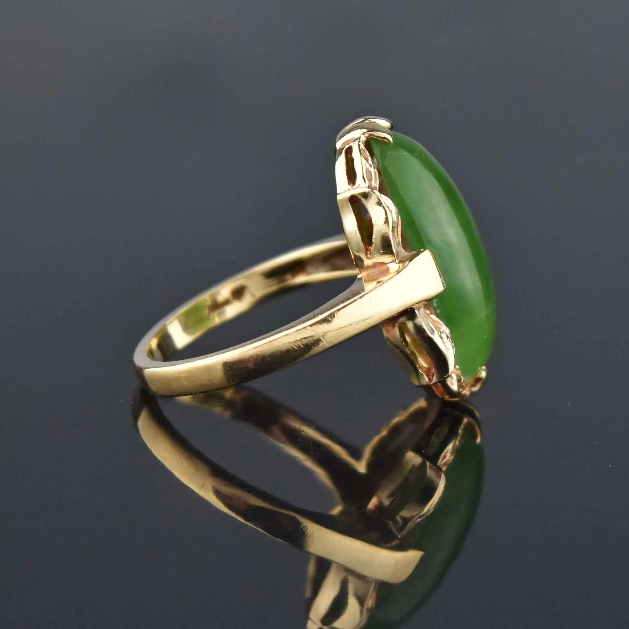 Exquisite Vintage 14K Gold Natural Jade Cabochon Ring for Elegant Style